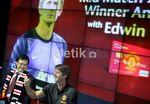 Edwin Van der Sar Dapat Wayang Kulit