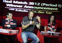Edwin Van der Sar (tengah), didampingi Presdir Bank Danamon Henry Ho (kiri), memberikan keterangan pers terkait kedatangannya di Indonesia.