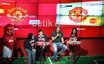 Edwin Van der Sar Dapat Wayang Kulit