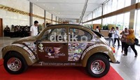 Mobil jenis VW Kodok pun, ditempeli dengan perangko.