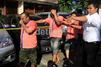 Para pemalsu BPKB dan STNK menutupi wajahnya saat digiring di Mapolres Jakarta Barat, Senin (18/6/2012). Agung Pambudhy/detikcom.