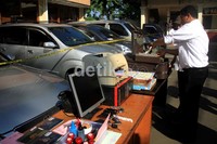 Petugas menggelar barang bukti yang disita di Mapolres Jakarta Barat. Agung Pambudhy/detikcom.