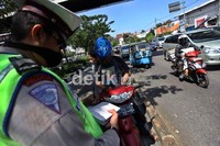Mereka yang kedapatan melanggar langsung ditilang.