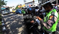 Razia tersebut juga untuk membuat pengguna kendaraan jera karena banyaknya kecelakaan di jalur busway.