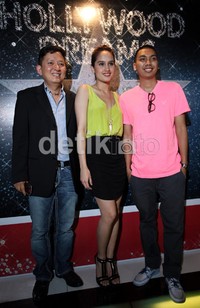 Mahasiswi Columbia University itu berpose bersama Rayi RAN dan Toto Wijaya pihak Sony Music.