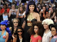 Katy Perry menggandeng para penggemar ciliknya di karpet merah MuchMusic Video Awards 2012. (Getty Images/Jag Gundu).