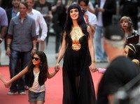 Katy Perry menggandeng para penggemar ciliknya di karpet merah MuchMusic Video Awards 2012. (Getty Images/Jag Gundu).