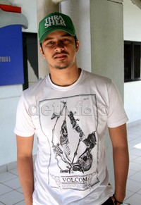 Fathir terlihat santai dengan mengenalkan kaos dan topi trucker. Gus Mun/detikHot.