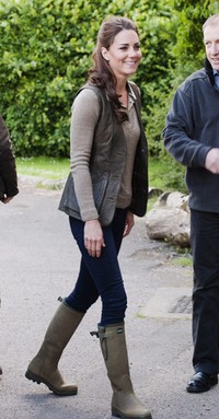 Kate terlihat sangat santai dengan mengenakan celana jeans dan boots. David Parker-WPA Pool/Getty Images.