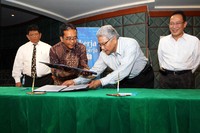 Direktur Utama PLN Nur Pamudji (dua dari kiri) dan Direktur Utama PT Kertas Kraft Aceh Abdul Aziz Pazsa (dua dari kanan) menandatangani nota kesepahaman dengan disaksikan Direktur Utama Perusahaan Pengelola Aset Boyke Mukiyat (paling kiri) dan Direktur Operasi Indonesia Barat PLN Moch Harry Jaya Pahlawan (paling kanan) di Kantor PLN Pusat Jakarta, Senin (18/6/2012). (Humas PLN).