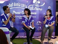 Pada konferensi pers di restoran Brussel Spring, pihak Kraft Foods Indonesia menjelaskan tentang formula baru Dairy Milk dan varian baru yakni Cashew and Cookies. Tampak Devy Yheanne, Head of Corporate Affairs Kraft Foods Indonesia (tengah) dan Yelly Erawan, Brand Manager Cadbury (kanan). (Fitria Rahmadianti/Detikfood)