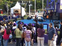 Ello menghibur para pengunjung dengan lagu-lagunya, seperti Yang Kunanti dan Pergi Untuk Kembali. Selain Ello, ada pula S9B, Citra Skolastika, Maliq N DEssentials, serta DJ Renza Moorz. (Fitria Rahmadianti/Detikfood)