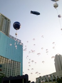 Ternyata, tepat pada pukul 16.20, ratusan parasut diterjunkan dari balon udara dan zeppelin tersebut. Parasut ini membawa batangan voucher yang dapat ditukarkan dengan sebatang Cadbury Dairy Milk. Pengunjung pun ramai-ramai menengadahkan tangan agar kecipratan hujan cokelat ini. (Fitria Rahmadianti/Detikfood)