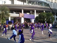 Usai hujan cokelat, para joy squad menghibur pengunjung dengan tarian. Tak hanya itu, mereka juga bagi-bagi cokelat gratis kepada semua orang yang berada di taman Tribeca. (Fitria Rahmadianti/Detikfood)