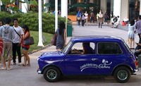Mini cooper berwarna ungu pun turut mondar-mandir mempromosikan Cadbury Dairy Milk. (Fitria Rahmadianti/Detikfood)