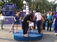 Tak hanya anak kecil yang menaiki mini merry-go-round ini, tapi juga orang dewasa! Wah, serasa kembali ke masa kanak-kanak! (Fitria Rahmadianti/Detikfood)