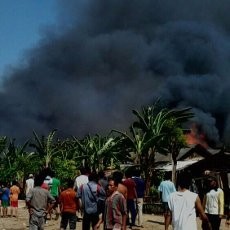 Gudang Kayu di Jl Swadaya Klender Terbakar, 16 Mobil Pemadam Meluncur