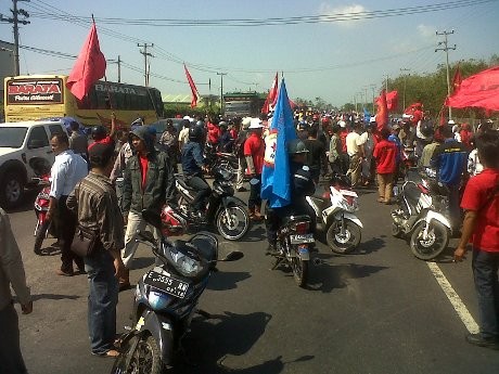 Ratusan Pekerja Blokir Pantura, Tuntut Pertamina Hapus Outsourcing Ratusan Pekerja Blokir Pantura, Tuntut Pertamina Hapus Outsourcing