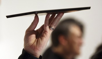 Perangkat ini memiliki ketebalan 9,3 milimeter, berat 1,5 pon dan hadir dengan layar gorila glass selebar 10,6 inch. REUTERS/David McNew.