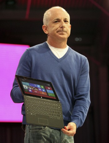 Fitur lain dari Surface sudah dilengkapi dengan port USB, dual WiFi antena, multitouch keyboard, dan trackpad. REUTERS/David McNew.