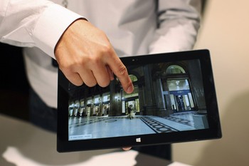 Kedatangan Surface membuat Microsoft kini bersaing langsung dengan iPad. Dan juga deretan pabrikan yang memakai sistem operasi Windows 8 di tablet produksinya. REUTERS/David McNew.