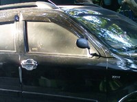 Mobil Rush hitam berspion sepeda motor (Foto: M.Nurhadiyanto)