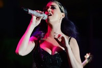 Katy tampil dalam acara City Of Hope Honors Clear Channel CEO Bob Pittman With Spirit Of Life Award di Los Angeles, California pada 12 Juni lalu. Michael Kovac/Getty Images.