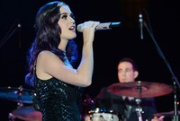 Ia membiarkan rambutnya terurai dengan aksen ikal. Michael Kovac/Getty Images.