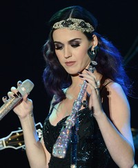 Headband hitam pun menghiasi kepala Katy. Michael Kovac/Getty Images.