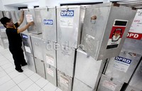 KPUD DKI Jakarta menargetkan distribusi alat logistik (surat suara, berita acara, salinan Daftar Pemilih Tetap (DPT), tinta penanda, dan kartu pemilih) selesai dilakukan pada 1 Juli 2012.