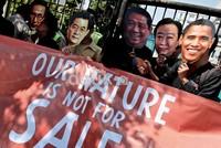 Aksi ini diprakarsai oleh para aktivis lingkungan dan berbagai penggiat demokrasi seperi Koalisi Anti Utang (KAU), WALHI, LMND dan Jatam.