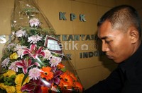 Petugas keamanan KPK memeriksa bunga Ultah Miranda Swaray Gultom. Ramses/detikcom.