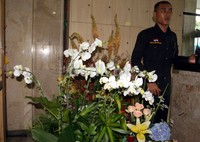Karangan bunga warna-warni itu menghiasi lobi gedung KPK, Jakarta. Miranda ditahan KPK pada 1 Juni 2012. Miranda menjadi tersangka kasus suap terkait kepentingan pemilihan dirinya sebagai DGS BI 2004 di Komisi Keuangan dan Perbankan DPR. Ramses/detikcom.