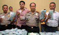 Kapolres Jakarta Barat Komisaris Besar Suntana menunjukkan barang bukti narkoba jenis ekstasi dan sabu. Agung Pambudhy/detikcom.