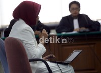 Wa Ode Nurhayati membacakan pembelaanya. Ramses/detikcom.