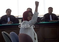 Dalam surat dakwaan, jaksa mencantumkan banyak nama yang diduga mendapat aliran dana dari Wa Ode Nurhayati. Politisi PAN itu keberatan karena pencantuman nama itu tanpa didahului dengan konfirmasi. Ramses/detikcom.