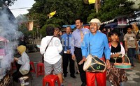 Kepala Dinas Kebudayaan DIY, GBPH Yudhaningrat mengunjungi berbagai stand yang menyajikan kuliner tempo dulu. Bagus Kurniawan/detikNews.