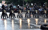 Pasukan Patroli Motor (Patmor) Polrestabes Makassar memeragakan kemahirannya membidik dengan senjata dari atas motornya. Muhammad Nur Abdurrahman/detikcom.