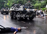 Kendaraan Panser milik Kodam VII Wirabuana ikut meramaikan jalannya simulasi ini. Hal ini merupakan bukti kerjasama Polri dan TNI dalam proses pengamanan daerah. Muhammad Nur Abdurrahman/detikcom.