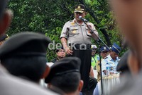 Kapolda Sulselbar Irjen Mudji Waluyo menyampaikan pidato penghargaannya pada para anggotanya yang terlibat dalam simulasi pamkota 2012 ini. Muhammad Nur Abdurrahman/detikcom.