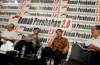 Guru Besar Psikologi UI Hamdi Muluk urun rembug. Ia mengatakan politik santun untuk menguasai psikologi masyarakat supaya dapat diarahkan untuk kepentingan kekuasaan.