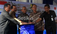 Menteri pekerjaan umum Djoko Kirmanto, Gubernur DKI Jakarta Fauzi Bowo, Duta Besat Jepang Yoshinori Katori meresmikan proyek perbaikan stasiun pompa dranage Pluit. Agung Pambudhy/detikcom.