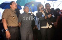 Menteri pekerjaan umum Djoko Kirmanto, Gubernur DKI Jakarta Fauzi Bowo mendengarkan penjelasan tentang proyek perbaikan pompa drainage Pluit. Agung Pambudhy/detikcom.