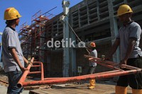 Pekerja melakukan perbaikan gedung stasiun pompa drainage Pluit. Agung Pambudhy/detikcom.