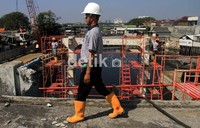 Pekerja memantau pekerjaan gedung stasiun pompa drainage Pluit. Agung Pambudhy/detikcom.