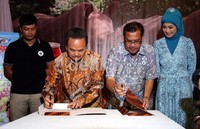 Dalam acara itu, Desy juga melakukan dan menyaksikan penandatanganan MoU.