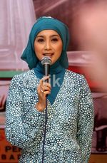 Desy Ratnasari Berpose dengan Badak