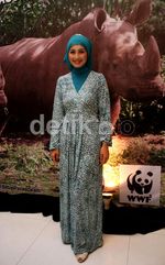 Desy Ratnasari Berpose dengan Badak