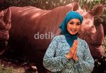 Desy Ratnasari Berpose dengan Badak