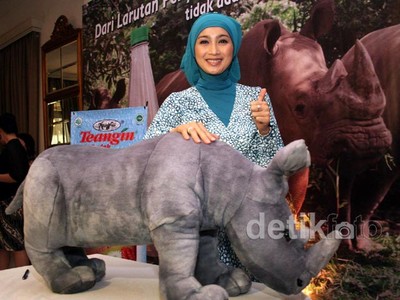 Desy Ratnasari Berpose dengan Badak